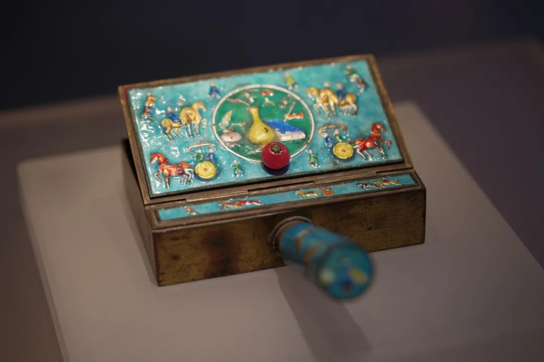 “马上封侯”景泰蓝熨斗