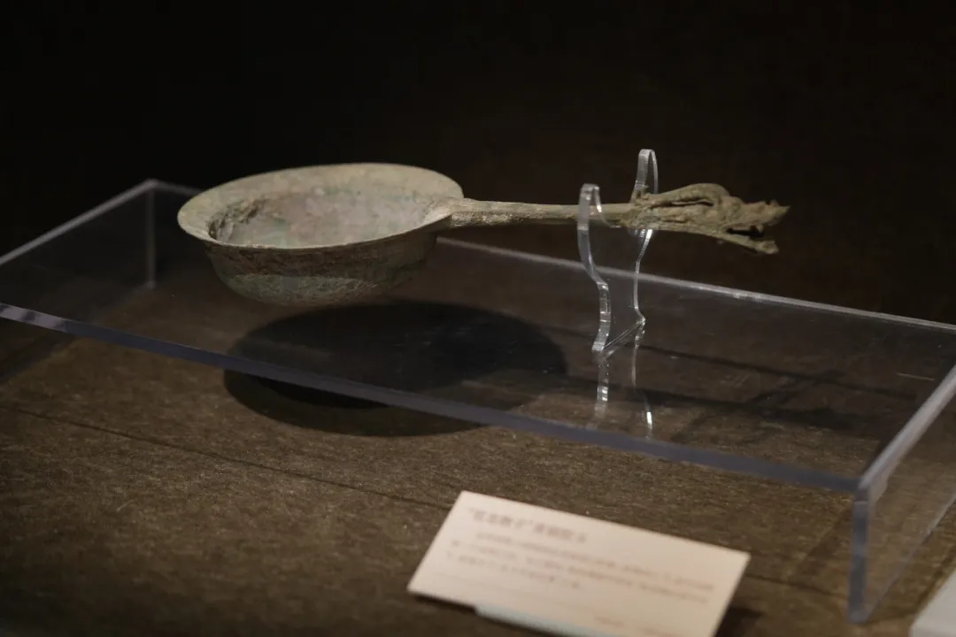 “苍龙教子”青铜熨斗